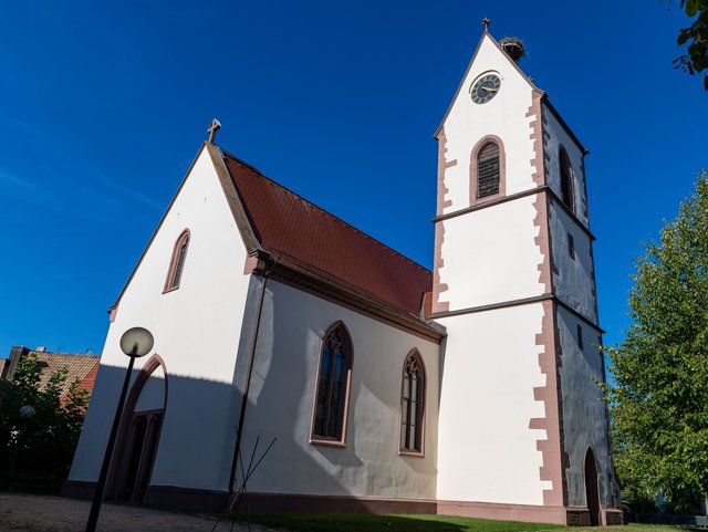 Außenansicht helle Kirche mit Kirchturm