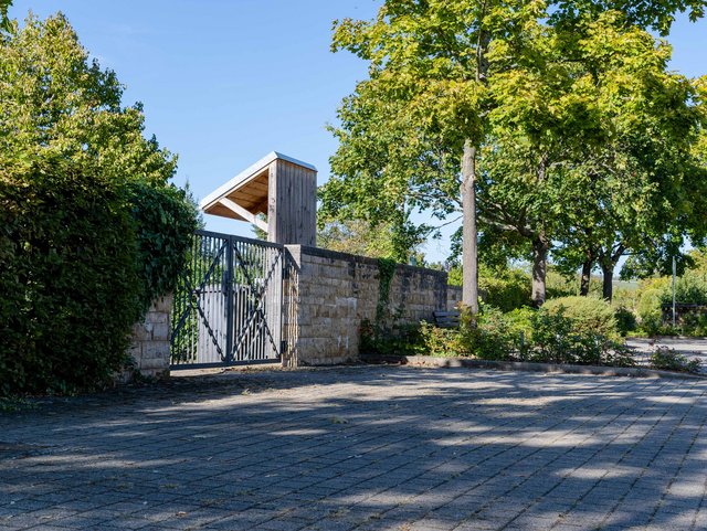 Eingang Friedhof Tor mit Mauern