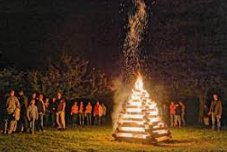 Brennender Scheiterhaufen mit Zuschauern